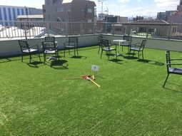 屋上の椅子と芝生