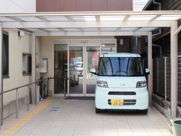 エントランスに停車中の車