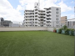 緑豊かな屋上庭園