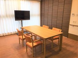 会議用テーブルと椅子