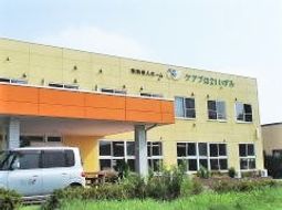 明るい色の建物外観