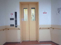 エレベーター前の通路