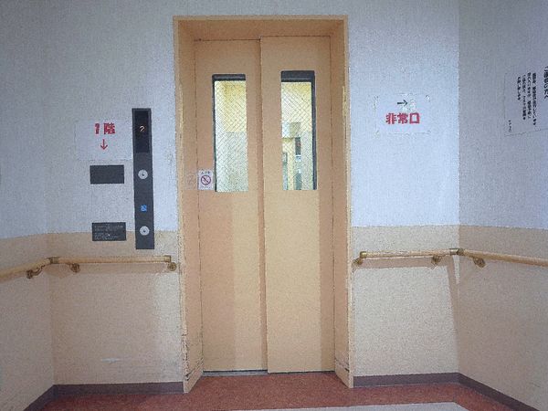 エレベーター前の通路