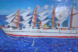 模型帆船と青い海