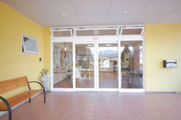 黄色い壁のエントランス