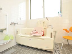 清潔な設備の浴室