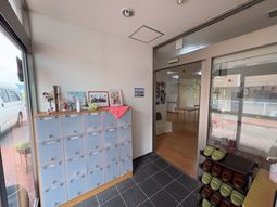 明るい玄関と靴棚のある場所  
