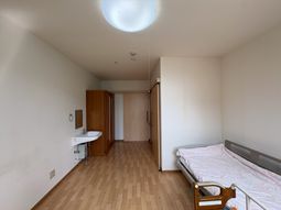 明るい個室の居室  