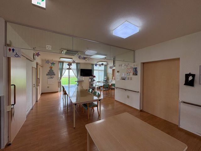 明るい食堂の広い空間  
