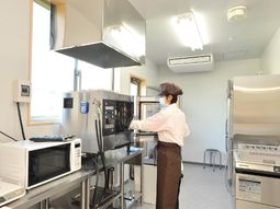 清潔なキッチン作業風景