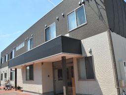 明るい建物のエントランス