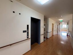 明るい廊下とエレベーターのある廊下  