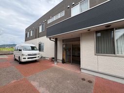 施設の外観と送迎車  