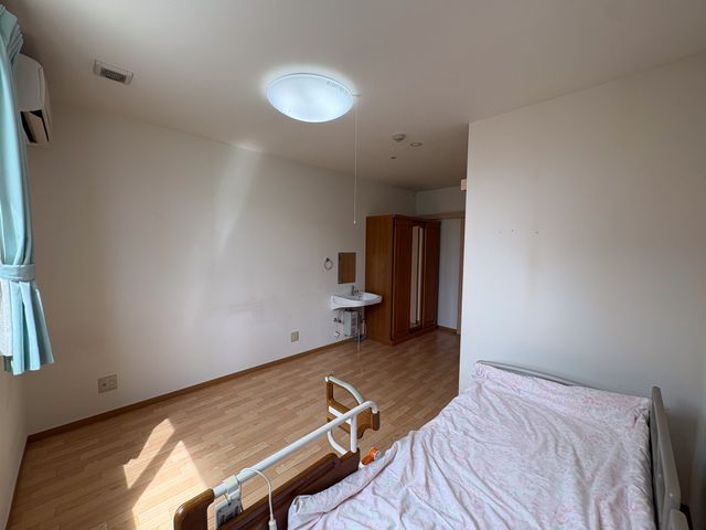 明るい居室の一角  