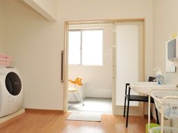 明るい洗面所と洗濯機