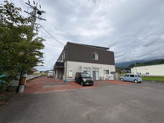 外観と駐車場  