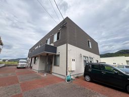 外観と駐車場  