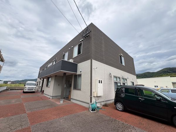 外観と駐車場  