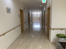 手すりが備わった廊下