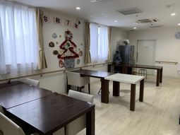 明るい室内のダイニングルーム
