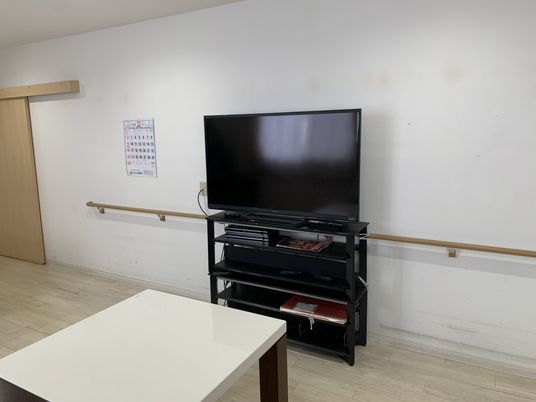 テレビと壁の部屋