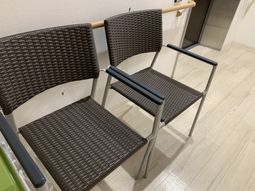 2つの椅子と手すりが見える廊下
