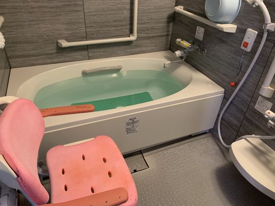 バスタブと椅子の浴室