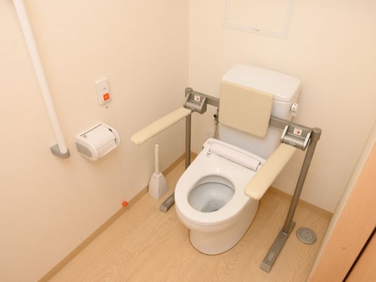 バリアフリー設計のトイレ