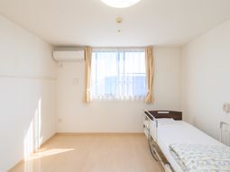 明るい個室の居室