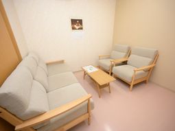 待合室のシンプルな家具
