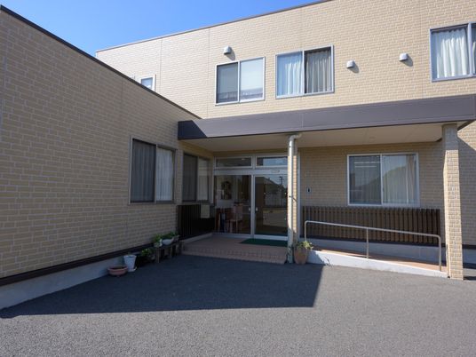 明るい入口と建物