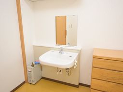 清潔な洗面台と鏡