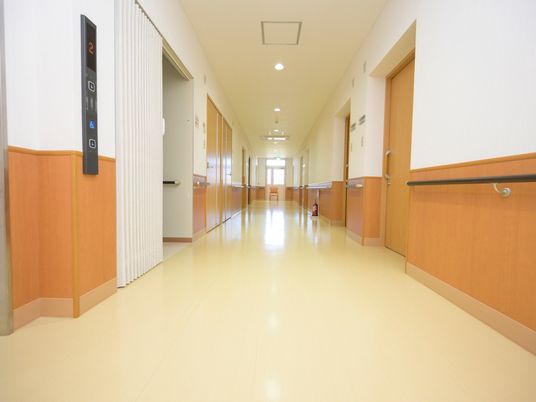 清潔感のある廊下の風景