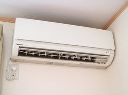 壁に取り付けられたエアコン