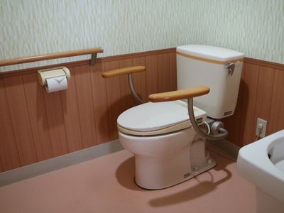 手すり付きトイレの内観