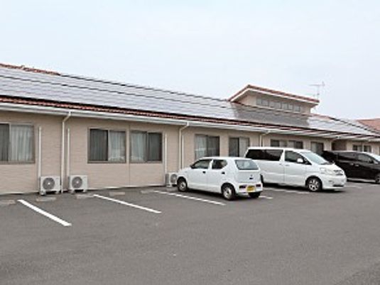 建物外観と駐車場  