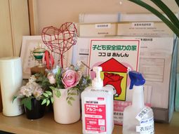 賞状と花の飾り棚