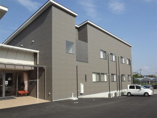茶色の建物の外観