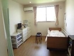 明るい個室の居室