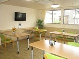 明るい採光のダイニングスペース