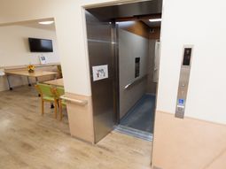 エレベーター前のコミュニティスペース