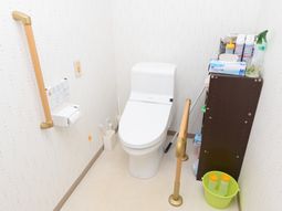 手すり付き清潔なトイレ