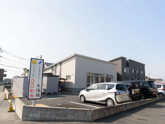 施設外観と駐車場
