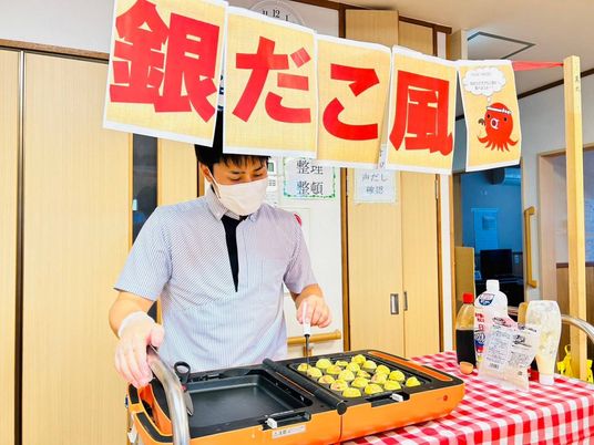 料理をするスタッフ