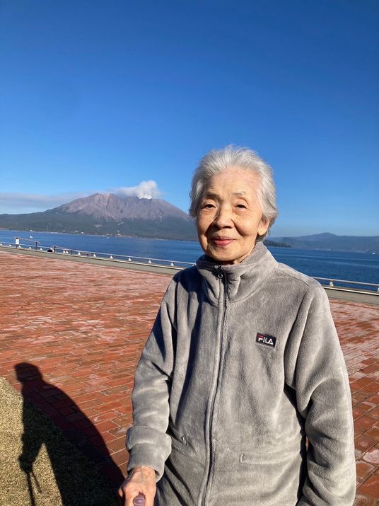 笑顔の高齢女性と海岸