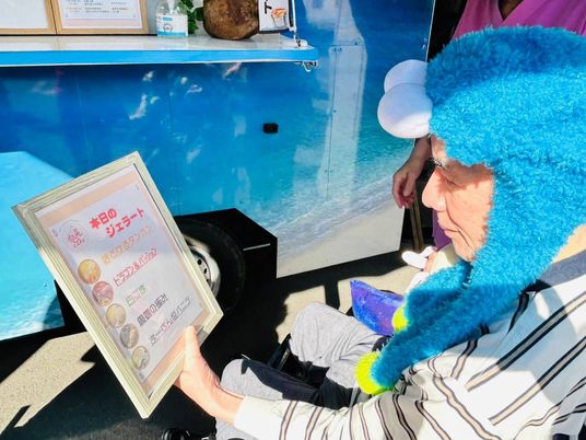 老人の移動販売サービス