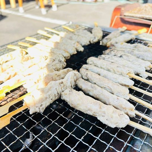 焼かれる串焼き料理