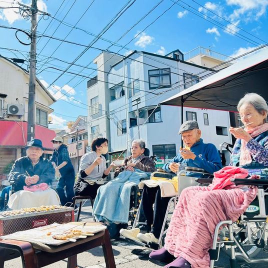 屋外で談笑する人々