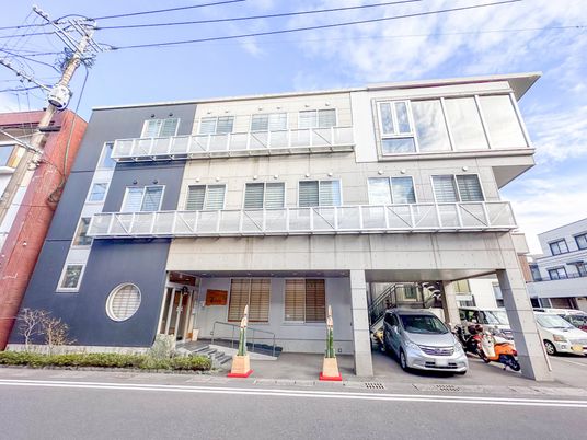 清潔でモダンな施設外観