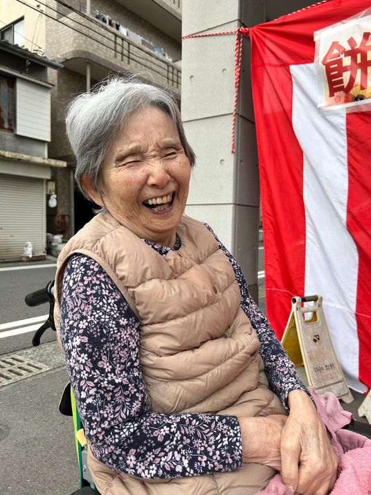 笑顔のおばあさん中庭